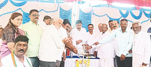 ಯಳಂದೂರು ತಾಲೂಕಿನ ಮದ್ದೂರು ಗ್ರಾಮದಲ್ಲಿ ಶನಿವಾರ  ಸೇತುವೆ ನಿರ್ಮಾಣ ಕಾಮಗಾರಿ ಕಾರ್ಯಕ್ರಮವನ್ನು ಶಾಸಕ ಎ.ಆರ್. ಕೃಷ್ಣಮೂರ್ತಿ ಉದ್ಘಾಟಿಸಿದರು. ಕಾವೇರಿ ನೀರಾವರಿ ನಿಗಮದ ಮುಖ್ಯ ಇಂಜಿನಿಯರ್  ಕೆ. ಮಹೇಶ್ ಮಾತನಾಡಿದರು. ಗ್ಯಾರಂಟಿ ಯೋಜನೆ ಅನುಷ್ಠಾನ ಸಮಿತಿ ಜಿಲ್ಲಾಧ್ಯಕ್ಷ ಎಚ್.ವಿ. ಚಂದ್ರು, ಇಒ ಎ.ಬಿ. ವೇಣು, ಸಿಪಿಐ ಸುಬ್ರಹ್ಮಣ್ಯ ಇತರರು ಹಾಜರಿದ್ದರು. 