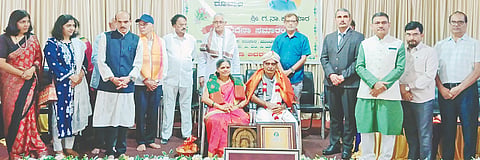 ಯಲ್ಲಾಪುರದ ಅಡಕೆ ಭವನದಲ್ಲಿ ಹಿರಿಯ ಸಾಮಾಜಿಕ ಕಾರ್ಯಕರ್ತ ಗ.ನಾ.ಕೋಮಾರ ಅವರನ್ನು ಅಭಿನಂದನಾ ಸಮಿತಿಯಿಂದ ಸನ್ಮಾನಿಸಿ ಅಭಿನಂದಿಸಲಾಯಿತು. ಡಾ. ಶ್ರೀಧರ ಬಳಗಾರ, ಆರ್.ಎನ್.ಹೆಗಡೆ, ಪ್ರಮೋದ ಹೆಗಡೆ, ಹರಿಪ್ರಕಾಶ ಕೋಣೆಮನೆ, ನರಸಿಂಹ ಕೋಮಾರ, ಡಾ.ಅಶೋಕಕುಮಾರ ಇತರರಿದ್ದರು.