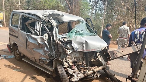 ಯಲ್ಲಾಪುರ ತಾಲೂಕಿನ ಗುಳ್ಳಾಪುರ ಚಿಕ್ಕುಮನೆ ಕ್ರಾಸ್ ಬಳಿ ಅಪಘಾತದಲ್ಲಿ ಜಖಂಗೊಂಡ ಕಾರು.