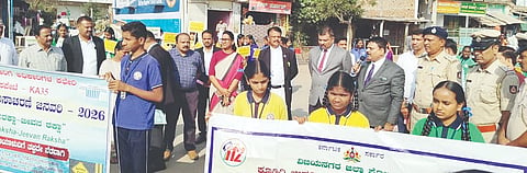 ಹಗರಿಬೊಮ್ಮನಹಳ್ಳಿಯಲ್ಲಿ ರಾಷ್ಟ್ರೀಯ ರಸ್ತೆ ಸುರಕ್ಷತಾ ಮಾಸಾಚರಣೆ ಜನಜಾಗೃತಿ ಜಾಥಾ ನಡೆಯಿತು.