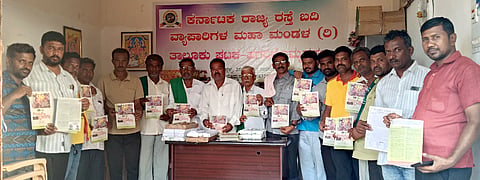 ಹಗರಿಬೊಮ್ಮನಹಳ್ಳಿಯಲ್ಲಿ ಎಸ್‌ಐಆರ್ ವಿರೋಧಿ ಪ್ರತಿಭಟನೆ ಪೂರ್ವಭಾವಿ ಸಭೆಯಲ್ಲಿ ಪ್ರತಿಭಟನೆಯ ಕರಪತ್ರಗಳನ್ನು ಒಕ್ಕೂಟದ ಸಂಚಾಲಕ ಹುರುಕಡ್ಲಿ ಶಿವಕುಮಾರ ಬಿಡುಗಡೆಗೊಳಿಸಿದರು. 