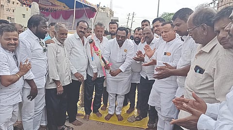 ಹುನಗುಂದದ ಲಕ್ಷ್ಮೀ ನಗರದಿಂದ ರಾಷ್ಟ್ರೀಯ ಹೆದ್ದಾರಿ-50 ಸಂಪರ್ಕ ರಸ್ತೆ ನಿರ್ಮಾಣ ಕಾಮಗಾರಿಗೆ ಶಾಸಕ ವಿಜಯಾನಂದ ಕಾಶಪ್ಪನವರ ಭೂಮಿ ಪೂಜೆ ನೆರವೇರಿಸಿದರು. ಮಹಾಂತೇಶ ಅವಾರಿ, ಶಿವಾನಂದ ಕಂಠಿ, ಸಂಗಣ್ಣ ಗಂಜಿಹಾಳ, ಮುಖಂಡರು ಉಪಸ್ಥಿತರಿದ್ದರು.