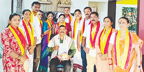 ಸಮ್ಮೇಳನದ ಸರ್ವಾಧ್ಯಕ್ಷರಾಗಿ ಆಯ್ಕೆಯಾಗಿರುವ ಐತಿಚಂಡ ರಮೇಶ್ ಉತ್ತಪ್ಪ ಅವರನ್ನು ಗುರುವಾರ ಮೈಸೂರಿನ ಅವರ ನಿವಾಸದಲ್ಲಿ ಫಲತಾಂಬೂಲ ನೀಡಿ ಸಮ್ಮೇಳನಕ್ಕೆ ಆಹ್ವಾನಿಸಲಾಯಿತು. ಎಂ.ಪಿ.ಕೇಶವ ಕಾಮತ್, ಕಡ್ಲೇರ ತುಳಸಿ ಮೋಹನ್ ಇತರರು ಇದ್ದರು. 