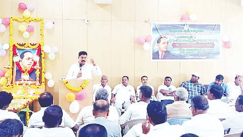 ಪಿರಿಯಾಪಟ್ಟಣದ ತಾಲೂಕು ಕಚೇರಿಯ ಸಭಾಂಗಣದಲ್ಲಿ ಹಮ್ಮಿಕೊಂಡಿದ್ದ ಅಂಬೇಡ್ಕರ್ ಜಯಂತಿ ಕಾರ್ಯಕ್ರಮದಲ್ಲಿ ಮೈಸೂರು ವಿವಿ ಪತ್ರಿಕೋದ್ಯಮ ಮತ್ತು ಸಮೂಹ ಸಂವಹನ ವಿಭಾಗದ  ಉಪನ್ಯಾಸಕ ಡಾ.ದಿಲೀಪ ಮಾತನಾಡಿದರು. ತಹಸೀಲ್ದಾರ್ ನಿಸರ್ಗ ಪ್ರಿಯ, ತಾ ಪಂ ಇಒ ಸುನೀಲ್ ಕುಮಾರ್, ಸಮಾಜ ಕಲ್ಯಾಣ ಇಲಾಖೆ ಸಹಾಯಕ ನಿರ್ದೇಶಕ ಚಂದ್ರಶೇಖರ್ ಇತರರು ಇದ್ದಾರೆ.