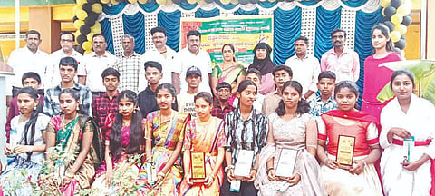 ಪಿರಿಯಾಪಟ್ಟಣದ ಡಿಪಿಬಿಎಸ್ ಸರ್ಕಾರಿ ಪದವಿ ಪೂರ್ವ ಕಾಲೇಜಿನ ಪ್ರೌಢಶಾಲಾ ವಿಭಾಗದ ವತಿಯಿಂದ ಹಮ್ಮಿಕೊಂಡಿದ್ದ ದತ್ತಿ ವಿತರಣೆ ಮತ್ತು ಶಾರದಾ ಪೂಜಾ ಕಾರ್ಯಕ್ರಮದಲ್ಲಿ ವಿವಿಧ ಸ್ಪರ್ಧೆಗಳಲ್ಲಿ ವಿಜೇತರಾದ ವಿದ್ಯಾರ್ಥಿಗಳಿಗೆ ಎನ್‌ಎಸ್‌ಕ್ಯೂಎಫ್ ವತಿಯಿಂದ ಬಹುಮಾನ ವಿತರಿಸಲಾಯಿತು. ರವಿಚಂದ್ರಸ್ವಾಮಿ, ಶಂಕರಪ್ಪ, ಬಸಪ್ಪ, ಲಕ್ಷ್ಮಣ ತಳವಾರ್, ಕುಮಾರಿ, ದೇವರಾಜ್, ನರೇಂದ್ರ ಬಾಬು, ಲೋಕೇಶ್, ಮಂಜುಳಾ, ಪೂರ್ಣಿಮಾ ಇತರರು ಇದ್ದರು.