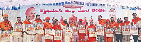  ಹುನಗುಂದ ತಾಲೂಕಿನ ಕೂಡಲಸಂಗಮ ಕ್ರಾಸ್ ಸಮೀಪದ ಹೂವನೂರಿನಲ್ಲಿ ನಡೆಯುತ್ತಿರುವ ನಾಲ್ಕನೇ ಸ್ವಾಭಿಮಾನಿ ಶರಣಮೇಳದ  ಸಮಾರೋಪ ಸಮಾರಂಭದಲ್ಲಿ ಕ್ಯಾಲೆಂಡರ್  ಗಣ್ಯರು ಬಿಡುಗಡೆಗೊಳಿಸಿದರು. ಜಗದ್ಗುರು ಡಾ. ಚನ್ನಬಸವಾನಂದ, ಬೀದರನ ಮಾತೆ ಸತ್ಯಾದೇವಿ, ಅಬ್ದುಲ್ ರಜಾಕ್ ಖಾದ್ರಿ ಇದ್ದರು.