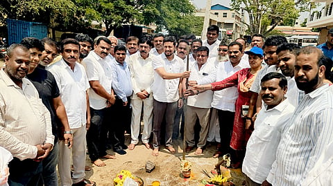 ನಂಜನಗೂಡು ನಗರದ ಫುಡ್‌ಜೋನ್ ರಸ್ತೆ ಮರು ಡಾಂಬರೀಕರಣಕ್ಕೆ ಶಾಸಕ ದರ್ಶನ್ ಭೂಮಿಪೂಜೆ ನೆರವೇರಿಸಿದರು. ಕಳಲೆ ಕೇಶವಮೂರ್ತಿ, ಬಸವರಾಜ್, ಶ್ರೀಕಂಠ ಸ್ವಾಮಿ, ಸಿ.ಎಂ ಶಂಕರ್, ಗಾಯತ್ರಿ ಮೋಹನ್, ಪ್ರಕಾಶ್, ಮಹೇಶ್, ದೀಪು, ಸಿದ್ಫಿಕ್, ಸೌಭಾಗ್ಯಾ, ಯೋಗೀಶ್, ಬಸವರಾಜ್, ರವಿ, ಖಾದರ್, ಚಂದನ್, ಮಹೇಶ್, ಶರಣ್, ಪಿಡಬ್ಲುೃಡಿ ಇಲಾಖೆ ಬಸವರಾಜು ಇತರರು ಇದ್ದರು.