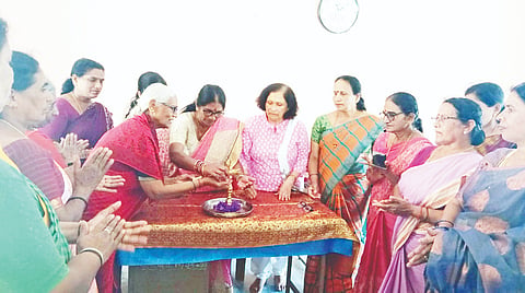  ಕುಂದಚೇರಿ ಗ್ರಾಮ ಪಂಚಾಯಿತಿಯ ಸಭಾ ಭವನದಲ್ಲಿ ಕೊಡಗು ಗೌಡ ಮಹಿಳಾ ಒಕ್ಕೂಟದ ಮಾರ್ಗದರ್ಶನ ಹಾಗೂ ಶ್ರೀ ಕಾವೇರಿ ಗೌಡ ಮಹಿಳಾ ಘಟಕ ಭಾಗಮಂಡಲ ಸಹಯೋಗದಲ್ಲಿ ಆಯೋಜಿಸಿದ್ದ  ಚೆಟ್ಟಿಮಾನಿ ಶ್ರೀ ಸುಜ್ಯೋತಿ ಗೌಡ ಮಹಿಳಾ ಘಟಕವನ್ನು ಗಣ್ಯರು ಉದ್ಘಾಟಿಸಿದರು. ಮುಕ್ಕಾಟಿ ಲಲಿತಾ, ಅಮೆ ದಮಯಂತಿ, ಸೂರ್ತಲೆ ವಾರಿಜಾ, ಕುದುಪಜೆ ರೋಹಿಣಿ, ಮುದ್ದೆನ ಜ್ಯೋತಿ, ಕೇಕಡ ಇಂದುಮತಿ, ಪೊನ್ನೆಟಿ ಕೇಶ್ವರಿ ಇದ್ದರು.