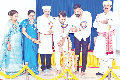 ಮೈಸೂರಿನ ಕೊಡಗು ಗೌಡ ಸಮಾಜದ ಆಶ್ರಯದಲ್ಲಿ ನಡೆದ ಸಾಂಪ್ರದಾಯಿಕ ಕೈಮುಹೂರ್ತ ಸಮಾರಂಭವನ್ನು ಶಾಸಕ ಡಾ. ಮಂತರ್‌ಗೌಡ ಉದ್ಘಾಟಿಸಿದರು. ಕೊಂಬಾರನ ಬಸಪ್ಪ, ಕೆ.ವಿ.ಶ್ರೀಧರ್, ಪೊನ್ನೆಟಿ ನಂದಾ, ಚಂಡೀರ ಬಸಪ್ಪ, ಶಂಕರನ ಶ್ಯಾಮಲಾ ಇತರರಿದ್ದರು.