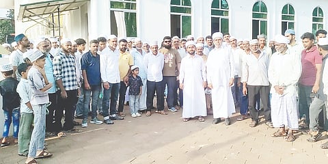  ಎಮ್ಮೆಮಾಡು  ಉರುಸ್ ಪ್ರಯುಕ್ತ ’ಕೊಡಿ ತೂಕಲ್’ ಕಾರ್ಯಕ್ರಮದ ವಿಶೇಷ ಪ್ರಾರ್ಥನೆ ಸಲ್ಲಿಸಿದ ಬಳಿಕ ಜಮಾ ಅತ್  ಪ್ರಮುಖರು. 