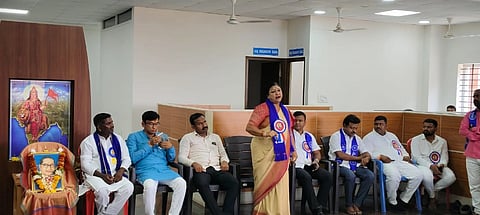 ಕೊಪ್ಪಳದ ಬಿಜೆಪಿ ಕಚೇರಿಯಲ್ಲಿ ಮಂಗಳವಾರ ಹಮ್ಮಿಕೊಂಡಿದ್ದ ಡಾ.ಬಿ.ಆರ್​.ಅಂಬೇಡ್ಕರ್​ ಜಯಂತಿಯಲ್ಲಿ ವಿಪ ಸದಸ್ಯೆ ಹೇಮಲತಾ ನಾಯಕ ಮಾತನಾಡಿದರು. ಪ್ರಮುಖರಾದ ಡಾ.ಬಸವರಾಜ ಕ್ಯಾವಟರ್​, ನವೀನ್​ ಗುಳಗಣ್ಣವರ, ಕರಿಯಪ್ಪ ಮೇಟಿ, ರತ್ನಾಕುಮಾರಿ, ಮಹಾಂತೇಶ ಮೈನಳ್ಳಿ ಇದ್ದರು.