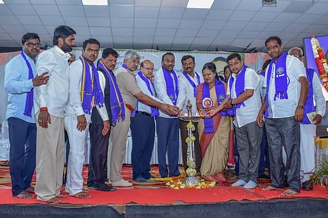 ಕೊಪ್ಪಳದಲ್ಲಿ ಜಿಲ್ಲಾಡಳಿತದಿಂದ ಮಂಗಳವಾರ ಹಮ್ಮಿಕೊಂಡಿದ್ದ ಡಾ.ಬಿ.ಆರ್​.ಅಂಬೇಡ್ಕರ್​ ಜಯಂತಿಯನ್ನು ಎಂಪಿ ರಾಜಶೇಖರ ಹಿಟ್ನಾಳ ಉದ್ಘಾಟಿಸಿದರು. ವಿಪ ಸದಸ್ಯೆ ಹೇಮಲತಾ ನಾಯಕ, ಡಿಸಿ ಡಾ.ಸುರೇಶ ಬಿ.ಇಟ್ನಾಳ, ಎಸ್ಪಿ ಡಾ.ರಾಮ್​ ಎಲ್​.ಅರಸಿದ್ದಿ ಇದ್ದರು. 