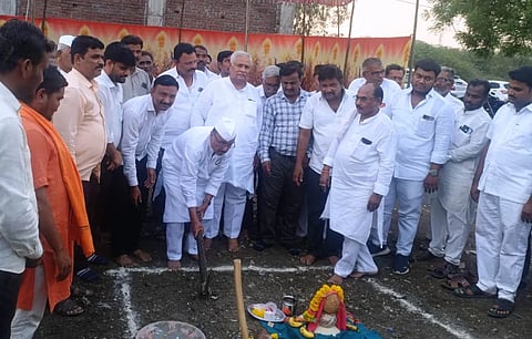 ಆಳಂದ ಎಪಿಎಂಸಿ ಆವರಣದಲ್ಲಿ ಕೆವೈಡಿಸಿಸಿ ಬ್ಯಾಂಕ್​ ಕಟ್ಟಡ ನಿರ್ಮಾಣ ಕಾಮಗಾರಿಗೆ ಶಾಸಕ ಬಿ.ಆರ್​.ಪಾಟೀಲ್​ ಚಾಲನೆ ನೀಡಿದರು. ಅಶೋಕ ಸಾವಳೇಶ್ವರ, ಪವನಕುಮಾರ ರಾಠೋಡ್​, ಶಿವಪುತ್ರಪ್ಪ ಪಾಟೀಲ್​ ಇತರರಿದ್ದರು.