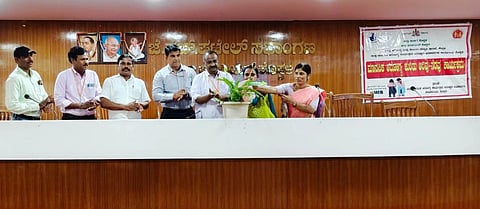 ಮಾನಸಿಕ ಆರೋಗ್ಯ ಹಾಗೂ ಮಾದಕ ವಸ್ತುಗಳ ವ್ಯಸನ ತರಬೇತಿ ಕಾರ್ಯಗಾರವನ್ನು ಡಿಎಚ್​ ಒ ಡಾ.ಟಿ.ಲಿಂಗರಾಜು ಉದ್ಘಾಟಿಸಿದರು. ಮನೋವೈದ್ಯರಾದ ರವಿಕುಮಾರ, ಪುಷ್ಪಾ ತೆರೇಸಾ, ಶಿವಾನಂದ ವಿ.ಪಿ. ಇದ್ದರು.