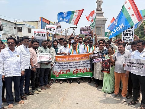ನೀಟ್​ ಪ್ರಶ್ನೆಪತ್ರಿಕೆ ಸೋರಿಕೆ ಖಂಡಿಸಿ ಕಾಂಗ್ರೆಸ್​ ಕಾರ್ಯಕರ್ತರು ಗುರುವಾರ ಕೊಪ್ಪಳದಲ್ಲಿ ಪ್ರತಿಭಟನೆ ನಡೆಸಿದರು. ಕಾಂಗ್ರೆಸ್​ ನಾಯಕರಾದ ಜ್ಯೋತಿ ಗೊಂಡಬಾಳ, ಮಂಜುನಾಥ ಗೊಂಡಬಾಳ, ಅಕ್ಬರ್​ ಪಾಷಾ ಪಲ್ಟನ್​, ಸೋಮಶೇಖರ್​ ಹಿಟ್ನಾಳ, ಮಲ್ಲಿಕಾರ್ಜುನ ಪೂಜಾರ, ಲಿಂಗರಾಜ ಕಲ್ಗುಡಿ, ಹನುಮೇಶ ಬೆಣ್ಣಿ, ಕುರುಗೋಡ ರವಿ ಇತರರಿದ್ದರು. 