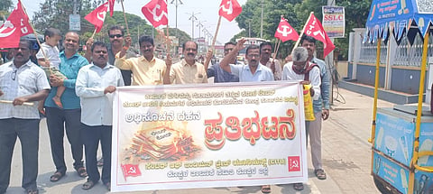 ಕಾರ್ಮಿಕ ಸಂಹಿತೆ ಜಾರಿ ಖಂಡಿಸಿ ಸಿಐಟಿಯು ಪದಾಧಿಕಾರಿಗಳು ಗುರುವಾರ ಕೊಪ್ಪಳದಲ್ಲಿ ಪ್ರತಿಭಟನೆ ನಡೆಸಿದರು. ಮುಖಂಡರಾದ ಹನುಮೇಶ ಕಲ್ಮಂಗಿ, ಕಾಸಿಂ ಸರ್ದಾರ, ಕಂಠಿ ಬಸವರಾಜ, ರವಿ ಜೋಶಿ, ರಾಮಕೃಷ್ಣ, ಅಮರೇಶ, ನಾಗೇಶ ಮೋರೆ ಇದ್ದರು.