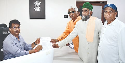 ಕಲಬುರಗಿ ತಾಲೂಕಿನ ಸೀತನೂರ ಗ್ರಾಮದಲ್ಲಿ ಕುಡಿಯುವ ನೀರಿನ ಸಮಸ್ಯೆ ನಿವಾರಣೆ ಜತೆ ಜಾನುವಾರುಗಳಿಗೆ ನೀರಿನ ವ್ಯವಸ್ಥೆ ಕಲ್ಪಿಸುವಂತೆ ಆಗ್ರಹಿಸಿ ನಂದಿಕೂರ ಗ್ರಾಮ ಪಂಚಾಯಿತಿ ಮಾಜಿ ಅಧ್ಯಕ್ಷ ಪವನಕುಮಾರ ವಳಕೇರಿ ನೇತೃತ್ವದ ನಿಯೋಗ ಅಪರ ಜಿಲ್ಲಾಧಿಕಾರಿ ರಾಯಪ್ಪ ಹುಣಸಗಿಯವರಿಗೆ ಗುರುವಾರ ಮನವಿಪತ್ರ ಸಲ್ಲಿಸಿತು. ಗುಲಾಬ್​ ಮೊಹ್ಮದ್​ ಜುನೈದಿ ಇತರರಿದ್ದರು.
