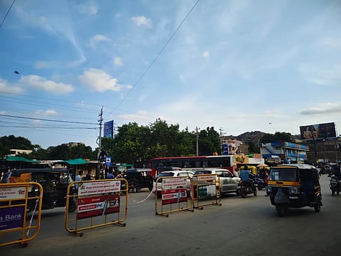 ಬಸ್​ ಕೊಪ್ಪಳ ಕೇಂದ್ರಿಯ ಬಸ್​ ನಿಲ್ದಾಣ ಪ್ರವೇಶಿಸಿವಾಗ ರಸ್ತೆ ಬ್ಲಾಕ್​ ಆಗಿರುವುದು.