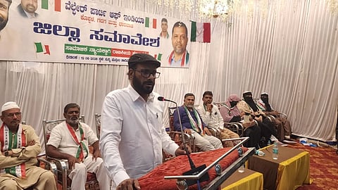 ಸಾಮಾಜಿಕ ನ್ಯಾಯಕ್ಕಾಗಿ ರಾಜಕೀಯ ಸಬಲೀಕರಣ ಎಂಬ ಘೋಷವಾಕ್ಯದಡಿ ನಡೆದ ವೆಲ್ಫೇರ್​ ಪಾರ್ಟಿ ಆಫ್​ ಇಂಡಿಯಾದ ಜಿಲ್ಲಾ ಸಮಾವೇಶದಲ್ಲಿ ರಾಜ್ಯಾಧ್ಯಕ್ಷ ತಾಹೇರ್​ ಹುಸೇನ್​ ಮಾತನಾಡಿದರು. ಉಪಾಧ್ಯಕ್ಷ ಹಬಿಬುಲ್ಲಾ ಖಾನ್​, ರಾಜ್ಯ ಮಹಿಳಾ ಅಧ್ಯಕ್ಷೆ ಸಬಿಹಾ ಪಟೇಲ್​, ರಾಜ್ಯ ಮಹಿಳಾ ಕಾರ್ಯದರ್ಶಿ ತಲತ್​ ಯಾಸ್ಮಿನ್​, ಪದಾಧಿಕಾರಿಗಳಾದ ಇರ್ಫಾನ್​, ರಾಜಾ ನಾಯಕ ಇದ್ದರು.