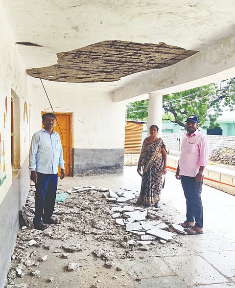 ಆಳಂದ ತಾಲೂಕಿನ ಸಂಗೋಳಗಿ (ಸಿ) ಗ್ರಾಮದ ಸರ್ಕಾರಿ ಹಿರಿಯ ಪ್ರಾಥಮಿಕ ಶಾಲೆ ಮೇಲ್ಛಾವಣಿ ಪದರು ಕಳಚಿ ಬಿದ್ದಿರುವುದನ್ನು ಸಿಆರ್​ಪಿ ಧರ್ಮರಾಯ, ಮುಖ್ಯಗುರು ಪುಷ್ಪಾವತಿ ಪರಿಶೀಲಿಸಿದರು.