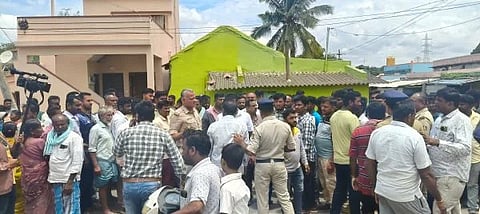 ಕ್ರಷರ್ ಲಾರಿಗಳನ್ನು ತಡೆದು ಹೆಗ್ಗಡಗೆರೆ ಗ್ರಾಮಸ್ಥರು ಪ್ರತಿಭಟನೆ ನಡೆಸಿದರು. 