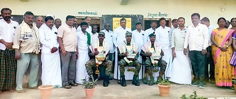 ಹಟ್ಟಿ ಗ್ರಾಮದ ಸರ್ಕಾರಿ ಪೌಢಶಾಲೆಯಲ್ಲಿ ಅಗ್ನಿವೀರ ಸೈನಿಕರಿಗೆ ಸನ್ಮಾನಿಸಲಾಯಿತು.ಪ್ರಮುಖರಾದ ಭರಮಪ್ಪ, ತೋಟಪ್ಪ, ಯಮನೂರಪ್ಪ, ಗುಡದಪ್ಪ, ರಮೇಶ, ವೀರಣ್ಣ ಇತರರಿದ್ದರು.