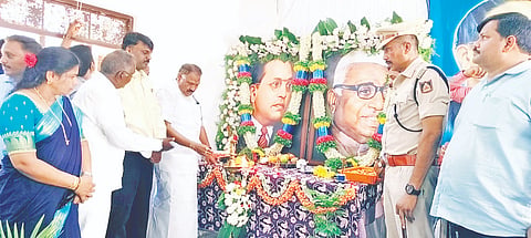  ಅರಸೀಕೆರೆ ನಗರದ ಕಂದಾಯ ಭವನದಲ್ಲಿ ಆಯೋಜಿಸಿದ್ದ ಜಯಂತಿ ಕಾರ್ಯಕ್ರಮದಲ್ಲಿ ಅಂಬೇಡ್ಕರ್, ಬಾಬು ಜಗಜೀವನರಾಮ್ ಭಾವಚಿತ್ರಕ್ಕೆ ಶಾಸಕ ಕೆ.ಎಂ.ಶಿವಲಿಂಗೇಗೌಡ ಪುಷ್ಪಾರ್ಚನೆ ಮಾಡಿದರು. ಸಂತೋಷ್ ಕುಮಾರ್ ಇತರರು ಇದ್ದರು.
