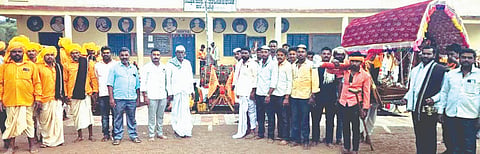 ಸುಟ್ಟಟ್ಟಿ ಗ್ರಾಮದಲ್ಲಿ ವಿವಿಧ ಗ್ರಾಮದ ಪಲ್ಲಕ್ಕಿ ಬರಮಾಡಿಕೊಳ್ಳಲಾಯಿತು. ಹನುಮಂತ ಸವದಿ, ಮಾಯಣ್ಣ ಅಜ್ಜಣಗಿ, ಬಸವರಾಜ ಪೂಜಾರಿ, ಮಾಯಪ್ಪ ಸನದಿ ಇತರರಿದ್ದರು.