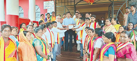 ಬೆಳಗಾವಿಯ ಸುವರ್ಣ ವಿಧಾನಸೌಧಕ್ಕೆ ರಾಜ್ಯ ಮಟ್ಟದ ಇಲಾಖೆಗಳ ಸಚಿವಾಲಯಗಳನ್ನು ಸ್ಥಳಾಂತರಿಸುವಂತೆ ಒತ್ತಾಯಿಸಿ ಚಿಕ್ಕೋಡಿಯ ನಮ್ಮ ಕನ್ನಡಿಗರ ಬಳಗ ಸಂಘಟನೆ ಕಾರ್ಯಕರ್ತರು ಉಪ ವಿಭಾಗಾಧಿಕಾರಿ ಸುಭಾಷ ಸಂಪಗಾವಿಗೆ ಮನವಿ ಸಲ್ಲಿಸಿದರು.ಬಾಲಚಂದ್ರ ಬಣವಿ, ಅಶೋಕ ಶಿಗ್ಗಾವಿ, ಸತ್ಯವ್ವ ಕಾಂಬಳೆ ಇತರರಿದ್ದರು.