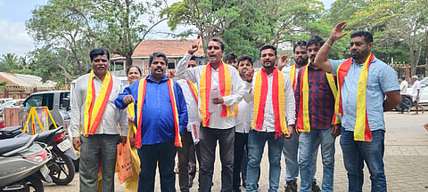 ಮಹಾನಗರ ಪಾಲಿಕೆಗೆ ರಾಜ್ಯ ಸರ್ಕಾರ ಅನುದಾನ ನೀಡಬಾರದು ಎಂದು ಒತ್ತಾಯಿಸಿ ಗಡಿನಾಡು ಕನ್ನಡಿಗರ ಸೇನೆ ಕಾರ್ಯಕರ್ತರು ಮಂಗಳವಾರ ಪ್ರಾದೇಶಿಕ ಆಯುಕ್ತರ ಕಚೇರಿ ಎದುರು ಪ್ರತಿಭಟಿಸಿದರು. ಬಲರಾಮ ಮಾಸೇನಟ್ಟಿ, ಸಂತೋಷ ತಳ್ಳಿಮನಿ, ಆನಂದ ಬಿಲಾವರ ಇತರರಿದ್ದರು.