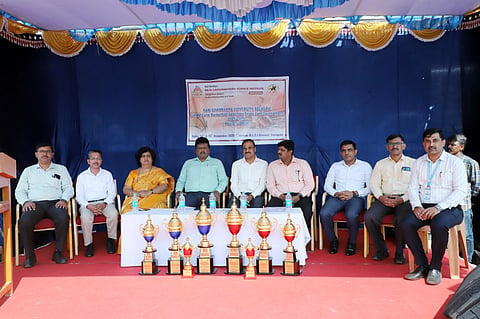 ಬೆಳಗಾವಿ ನಗರದ ಕೆಎಲ್‌ಇ ಸಂಸ್ಥೆಯ ರಾಜಾ ಲಖಮಗೌಡ ವಿಜ್ಞಾನ (ಸ್ವಾಯತ್ತ) ಮಹಾವಿದ್ಯಾಲಯದ ಕ್ರೀಡಾಂಗಣದಲ್ಲಿ ಹಮ್ಮಿಕೊಂಡಿದ್ದ ರಾಣಿ ಚನ್ನಮ್ಮ ವಿಶ್ವವಿದ್ಯಾಲಯದ ಏಕವಲಯ ಪುರುಷ ಹಾಗೂ ಮಹಿಳೆಯರ ಬಾಸ್ಕೆಟ್ ಬಾಲ್ ಆಯ್ಕೆ ಪ್ರಕ್ರಿಯೆ, ಪಂದ್ಯಾವಳಿ ಉದ್ಘಾಟನೆ ಕಾರ್ಯಕ್ರಮದಲ್ಲಿ ಬಿ.ಶ್ರೀನಿವಾಸ, ಡಾ.ಜ್ಯೋತಿ ಕವಳೇಕರ, ವಿ.ಕೆ.ಗಾಣಿಗೇರ, ವಿ.ಸಿ.ಕಾಮಗೋಳ, ಎಸ್.ಜಿ.ಸಂಜಪ್ಪನವರ, ಡಾ.ವಿನಯಕುಮಾರ ಎಂ. ಇತರರಿದ್ದರು.