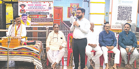 ಔರಾದ್​ ಅಮರೇಶ್ವರ ಮಂದಿರದಲ್ಲಿ ಶ್ರಾವಣ ಮಾಸದ ಪ್ರವಚನಕ್ಕೆ ತಹಸೀಲ್ದಾರ್​ ಮಹೇಶ ಪಾಟೀಲ್​ ಗುರುವಾರ ಚಾಲನೆ ನೀಡಿ ಮಾತನಾಡಿದರು. ವೇದಮೂರ್ತಿ ಗುರುಪಾದಯ್ಯ, ಪ್ರವಚನ ಸಮಿತಿ ಅಧ್ಯ ಬಸವರಾಜ ದೇಶಮುಖ, ರೇವಣ್ಣಪ್ಪ ಕೇದಾರೆ, ಬಸವರಾಜ ಚ್ಯಾರೆ, ಕಲ್ಯಾಣರಾವ ಶೆಂಬೆಳ್ಳೆ, ಡಾ.ಧನರಾಜ ರಾಗಾ, ಸೂರ್ಯಕಾಂತ ಬುಟ್ಟೆ ಇದ್ದರು.