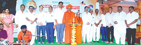 ಬಸವಕಲ್ಯಾಣದ ಬಸವೇಶ್ವರ ದೇವಸ್ಥಾನದಲ್ಲಿ ಶ್ರಾವಣ ಮಾಸದ ಬಸವಧರ್ಮ ಪ್ರವಚನಕ್ಕೆ ಜೆಸ್ಕಾಂ ಎಇಇ ರಾಹುಲ್​ ಇಜಾರೆ ಗುರುವಾರ ಚಾಲನೆ ನೀಡಿದರು. ಜಗದ್ಗುರು ಡಾ.ಗಂಗಾದೇವಿ ಮಾತಾಜಿ, ಶ್ರೀ ಡಾ.ಶಿವಾನಂದ ಮಹಾಸ್ವಾಮೀಜಿ, ಶ್ರೀ ಶಿವಲಿಂಗ ಮಹಾಸ್ವಾಮೀಜಿ, ಅನಿಲಕುಮಾರ ರಗಟೆ, ಶಶಿಕಾಂತ ದುರ್ಗೆ, ಡಾ.ಜಿ.ಎಸ್​.ಭುರಳೆ, ಪುಷ್ಪಾವತಿ ಮಾಮಾ ಇತರರಿದ್ದರು.