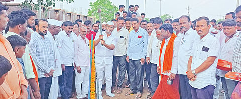 ಬಸವಕಲ್ಯಾಣ ತಾಲೂಕಿನ ಬಟಗೇರಾ& ಹತ್ತರಗಾ(ಎಸ್​)ವರೆಗೆ 3 ಕೋಟಿ ರೂ. ಅಂದಾಜು ವೆಚ್ಚದ ರಸ್ತೆ ಕಾಮಗಾರಿಗೆ ಶಾಸಕ ಶರಣು ಸಲಗರ ಭೂಮಿ ಪೂಜೆ ನೆರವೇರಿಸಿದರು. ಪ್ರಮುಖರಾದ ಸಿದ್ದು ಬಿರಾದಾರ, ಬಸವರಾಜ ಸ್ವಾಮಿ, ರತಿಕಾಂತ ಕೋಹಿನೂರು, ಮಲ್ಲಿಕಾರ್ಜುನ ಬೆಡ್ಡಜೇವರಗಿ, ಚಂದ್ರಕಾಂತ ಪಾಟೀಲ್​, ಶಿವಾನಂದ ಪೂಜಾರಿ, ಸೋಮಶೇಖರ್​ ಬಿರಾದಾರ, ದತ್ತು ಜಮಾದಾರ, ಶಿವಕುಮಾರ ಪಾಟೀಲ್​ ಇತರರಿದ್ದರು
