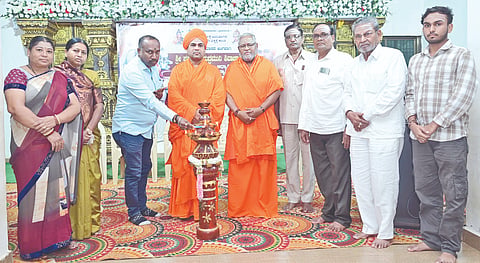 ಬಸವಕಲ್ಯಾಣದ ಗವಿಮಠದಲ್ಲಿ ಗುರುವಾರ ಸಂಜೆ ಏರ್ಪಡಿಸಿದ್ದ ಶ್ರೀ ನಲಿಂಗ ರುದ್ರಮುನಿ ಶಿವಾಚಾರ್ಯರ ಧಾರ್ಮಿಕ ಮತ್ತು ಆಧ್ಯಾತ್ಮಿಕ ಸಂದೇಶ ಕುರಿತ ಉಪನ್ಯಾಸ ಮಾಲೆ ಕಾರ್ಯಕ್ರಮವನ್ನು ಹುಲಸೂರು ತಹಸೀಲ್ದಾರ್​ ಶಿವಾನಂದ ಮೇತ್ರೆ ಉದ್ಘಾಟಿಸಿದರು. ಶ್ರೀ ಡಾ.ಅಭಿನವ ನಲಿಂಗ ರುದ್ರಮುನಿ ಶಿವಾಚಾರ್ಯ, ಶ್ರೀ ಸಿದ್ದೇಶ್ವರ ಶಿವಾಚಾರ್ಯ, ಶರಣಪ್ಪ ಬಿರಾದಾರ, ಮಲ್ಲಿಕಾರ್ಜುನ ಆಲಗೂಡೆ ಇತರರಿದ್ದರು.