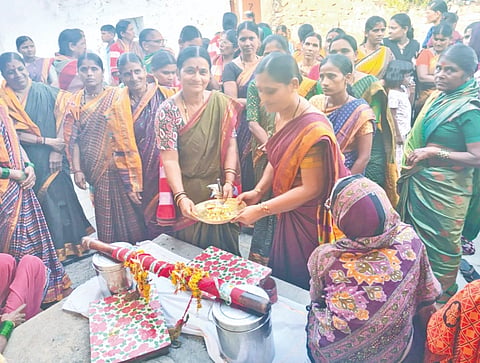 ಬಸವಕಲ್ಯಾಣ ತಾಲೂಕಿನ ಯಲದಗುಂಡಿ ಗ್ರಾಮದಲ್ಲಿ ಸೋಮವಾರ ಮಳೆಗಾಗಿ ಕಪ್ಪೆಗಳ ಮದುವೆ ಮಾಡಲಾಯಿತು.