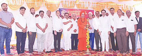ಬಸವಕಲ್ಯಾಣದ ಶ್ರೀ ಬಸವೇಶ್ವರ ಐಟಿಐ ಕಾಲೇಜಿನಲ್ಲಿ ಬಸವ ಜಯಂತಿ ಮತ್ತು ಮಹಾತ್ಮ ಬಸವೇಶ್ವರರ ಜಾತ್ರಾ ಮಹೋತ್ಸವ ನಿಮಿತ್ತ ಮಂಗಳವಾರ ಆಯೋಜಿಸಿದ್ದ ಉದ್ಯೋಗ ಮೇಳಕ್ಕೆ  ಶ್ರೀ ಸಿದ್ಧಬಸವ ಕಬೀರ ಸ್ವಾಮೀಜಿ ಚಾಲನೆ ನೀಡಿದರು. ಅನಿಲಕುಮಾರ ರಗಟೆ,  ಶಶಿಕಾಂತ ದುರ್ಗೆ, ಡಾ.ಜಿ.ಎಸ್​.ಭುರಳೆ, ಮಲ್ಲಿಕಾರ್ಜುನ ಕುರಕೋಟೆ, ಜಗನ್ನಾಥ ಖೂಬಾ, ಅಶೋಕ ನಾಗರಾಳೆ, ಸುನೀಲ ರಾಯವಾಡೆ, ಬಸವರಾಜ ಕೋರಕೆ, ಈರಣ್ಣ ಹಲಶೆಟ್ಟೆ, ವಿವೇಕಾನಂದ ಹೊದಲೂರೆ, ನಾಗಯ್ಯ ಸ್ವಾಮಿ ಇತರರಿದ್ದರು