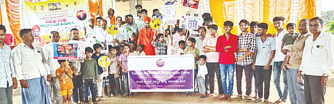   ಬಸವಕಲ್ಯಾಣ ತಾಲೂಕಿನ ಶರಣ ನಗರ ಗ್ರಾಮದಲ್ಲಿ ಕಲಬುರಗಿಯ ಭಾರತೀಯ ಕ್ಯಾನ್ಸರ್​ ಸಂಸ್ಥೆಯಿಂದ ಬುಧವಾರ ಸಂಜೆ ಉಚಿತ ಕ್ಯಾನ್ಸರ್​ ಜಾಗೃತಿ ಮತ್ತು ತಪಸಣಾ ಶಿಬಿರ ಹಾಗೂ ವ್ಯಸನ ಮುಕ್ತ ಜಾಗೃತಿ ಅಭಿಯಾನದಲ್ಲಿ ಶ್ರೀ ಶಿವಲಿಂಗ ಸ್ವಾಮೀಜಿ, ಗುರುರಾಜ ಕುಲಕಣಿ, ಡಾ.ಮಹೇಶ ಪಾಟೀಲ್​, ಶಿವಶಂಕರ ಬಿರಾದಾರ ಇತರರಿದ್ದರು.  (ಚಿತ್ರ 14ಬಿಕೆ5/ಶರಣ ನಗರ ಗ್ರಾಮದ ಮನೆಗಳಿಗೆ ಶ್ರೀ ಶಿವಲಿಂಗ ಸ್ವಾಮೀಜಿ ತೆರಳಿ ದುಶ್ಚಟಗಳನ್ನು ಜೋಳಿಗೆಗೆ ಹಾಕಿಸಿಕೊಂಡು ಯುವಕರಲ್ಲಿ ಅರಿವು ಮೂಡಿಸಿದರು.  