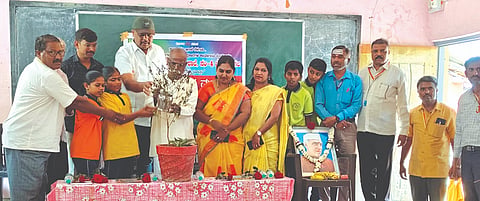 ಬೈಲಹೊಂಗಲದ ಶಾಸಕರ ಮತೇತ್ರ ಸರ್ಕಾರಿ ಮಾದರಿ ಹಿರಿಯ ಪ್ರಾಥಮಿಕ ಕನ್ನಡ ಶಾಲೆಯಲ್ಲಿ ಪಾಲಕರು, ಶಿಕರ ಸಭೆಯನ್ನು ಶಾಲಾ ವಿದ್ಯಾರ್ಥಿಗಳು ಉದ್ಘಾಟಿಸಿದರು. ಅರ್ಜುನ ಕಲಕುಟಕರ, ಕೆ.ಜಿ.ಭಜಂತ್ರಿ, ಗಂಗಮ್ಮ ಸಾಲಿ ಇತರರಿದ್ದರು.