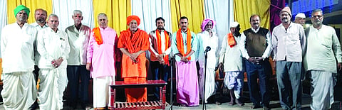 ಬೆಟಗೇರಿ ಹನುಮಂತ ದೇವರ ಕಾರ್ತಿಕೋತ್ಸವದಲ್ಲಿ ಸುಣಧೋಳಿ ಅಭಿನವ ಶಿವಾನಂದ ಸ್ವಾಮೀಜಿ,  ಈರಯ್ಯ ಹಿರೇಮಠ, ವಿಜಯ ಹಿರೇಮಠ  ಇದ್ದರು.