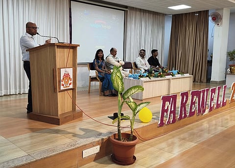 ಚಿಕ್ಕೋಡಿ ಪಟ್ಟಣದ ಕೆಎಲ್‌ಇ ಇಂಜಿನಿಯರಿಂಗ್ ಕಾಲೇಜಿನಲ್ಲಿ ಹಮ್ಮಿಕೊಂಡಿದ್ದ ಬೀಳ್ಕೊಡುಗೆ ಕಾರ್ಯಕ್ರಮದಲ್ಲಿ ಶಂಭುಲಿಂಗಪ್ಪ ವಡೆಯನಪುರ ಮಾತನಾಡಿದರು. ಡಾ.ದರ್ಶನಕುಮಾರ ಬಿಳ್ಳೂರ, ಡಾ.ಸುನೀಲ ಹೆಬ್ಬಾಳೆ ಇತರರಿದ್ದರು.