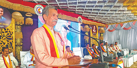 ದಾಂಡೇಯಲ್ಲಿ ಜಿಲ್ಲಾ ಸಾಹಿತ್ಯ ಸಮ್ಮೇಳನದ ಎರಡನೇಯ ದಿನ ಉತ್ತರಕನ್ನಡ ಜಿಲ್ಲೆಯ ಯೋಜನೆಗಳು ಮತ್ತು ಸಾಧಕ ಬಾಧಕಗಳ ಬಗ್ಗೆ ಜರುಗಿದ ಗೋಷ್ಠಿಯಲ್ಲಿ ಅಧ್ಯಕ್ಷತೆ ವಹಿಸಿ ಡಾ. ವಿ.ಎನ್. ನಾಯ್ಕ  ಮಾತನಾಡಿದರು. 