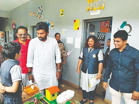 ದೊಡ್ಡಬಳ್ಳಾಪುರದ ದಿ ನ್ಯಾಷನಲ್​ ಪೆಡ್​ ಶಾಲೆಯಲ್ಲಿ ಹಮ್ಮಿಕೊಂಡಿದ್ದ ಇನೋವೆಟಿವ್​ ಅರೇನಾ ಕಾರ್ಯಕ್ರಮದಲ್ಲಿ ಮಕ್ಕಳು ತಯಾರಿಸಿದ್ದ ವಿಜ್ಞಾನ ವಸ್ತು ಪ್ರದರ್ಶನವನ್ನು ಶಾಸಕ ಧೀರಜ್​ ಮುನಿರಾಜು ವೀಕ್ಷಿಸಿದರು. ಎಸ್​ಜಿಸಿಬಿ ಶಿಕ್ಷಣ ಟ್ರಸ್ಟ್​ ಅಧ್ಯಕ್ಷ ಸಿ.ನಾಗರಾಜು, ಕಾರ್ಯದರ್ಶಿ ಸತೀಶ್​ ರಾಜ್​, ಮುಖ್ಯ ಶಿಕ್ಷಕಿ ರಶ್ಮಿ, ವಿದ್ಯಾರ್ಥಿಗಳು, ಪಾಲಕರು ಇದ್ದರು.