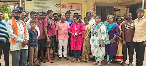 ದೊಡ್ಡಬಳ್ಳಾಪುರದ ಕೊನಘಟ್ಟ ಸರ್ಕಾರಿ ಪ್ರಾಥಮಿಕ ಆರೋಗ್ಯ ಕೇಂದ್ರದ ವೈದ್ಯೆ ಡಾ.ರ್ಹನಾ ವರ್ಗಾವಣೆಗೆ ಒತ್ತಾಯಿಸಿ ಗ್ರಾಮಸ್ಥರು ಪ್ರತಿಭಟನೆ ನಡೆಸಿದರು. ತಾಲೂಕು ವೈದ್ಯಾಧಿಕಾರಿ ಡಾ.ಶಾರದಾ, ಮುಖಂಡ ಜಿ.ಲಕ್ಷಿ$್ಮಪತಿ, ಪಿಡಿಒ ಕಾಂತರಾಜು, ಗ್ರಾಪಂ ಮಾಜಿ ಅಧ್ಯೆ ಜ್ಯೋತಿ, ಚಾಂದಿನಿ, ಗ್ರಾಮಸ್ಥರಾದ ಆನಂದ್​, ರಮೇಶ್​ ಇತರರು ಇದ್ದರು.