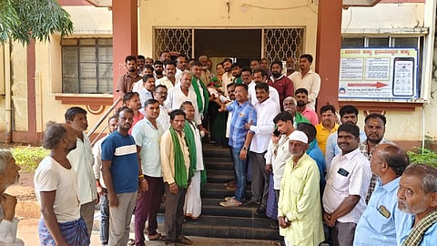 ಮೆಕ್ಕೆಜೊಳಕ್ಕೆ ಬೆಂಬಲ ಬೆಲೆ ನಿಗದಿ ಮಾಡಲು ಆಗ್ರಹಿಸಿ ರೈತ ಮುಖಂಡರು ಮನವಿ ಸಲ್ಲಿಸಿದರು. ಸಂತೋಷ ಕುರಿ,ತಿಪ್ಪಣ್ಣ ಕೊಂಚಿಗೇರಿ,ರವಿಕಾಂತ ಅಂಗಡಿ, ಗೂಳಪ್ಪ ಕರಿಗಾರ, ಗಿರಿಜಾ ಪೂಜಾರ, ಎಚ್​. ಜೆ. ಭಾವಿಕಟ್ಟಿ ಇತರರು ಇದ್ದರು.
