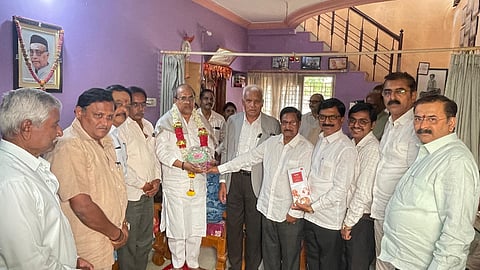 ಗದಗ ನಗರದಲ್ಲಿ ಸಿ.ಎಸ್​.ಮುತ್ತಿನಪೆಂಡಿಮಠ ಪ್ರತಿಷ್ಠಾನದ ವತಿಯಿಂದ ಎಂ.ಕೆ. ಕವಟಗಿಮಠ ಅವರನ್ನು ಸನ್ಮಾನಿಸಲಾಯಿತು. ವಸಂತ ಮೇಟಿ,  ಚಂದ್ರು ಬಾಳಿಹಳ್ಳಿಮಠ, ಎಸ್​. ಜಿ. ಪಲ್ಲೇದ, ಸಿದ್ದಣ್ಣ ಮಾರನಬಸರಿ, ಈರಣ್ಣ ಮೇರವಾಡೆ, ಎಸ್​. ಪಿ. ಸಂಶಿಮಠ, ಅಮರನಾಥ ಮಲ್ಲಾಡದ, ಪ್ರಸನ್ನ ಶಾಬಾದಿಮಠ, ವಿಜಯ ಮುತ್ತಿನಪೆಂಡಿಮಠ, ಎಫ್​. ಎ. ಸಿಂದಗಿ, ಲತಾ ಮುತ್ತಿನಪೆಂಡಿಮಠ ಇತರರು ಇದ್ದರು.