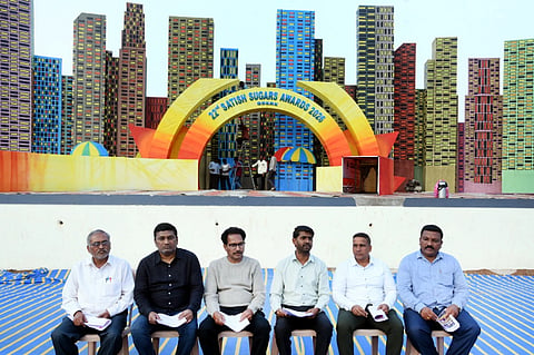 ಗೋಕಾಕ ನಗರದಲ್ಲಿ ಸುದ್ದಿಗೋಷ್ಠಿಯಲ್ಲಿ ಮುಖಂಡ ರಿಯಾಜ್​ ಚೌಗಲಾ ಮಾತನಾಡಿದರು. ಪ್ರಕಾಶ ಲಟ್ಟಿ, ಸುರೇಶ ಜೋರಾಪುರ ಇತರರಿದ್ದರು.