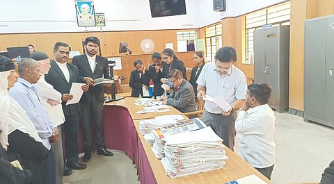ಗೋಕಾಕದಲ್ಲಿ ಆಯೋಜಿಸಿದ್ದ ಬಹತ್​ ಲೋಕ ಅದಾಲತ್​ನಲ್ಲಿ ಪ್ರಧಾನ ಹಿರಿಯ ದಿವಾಣಿ ನ್ಯಾಯಾ-ಧೀಶ ಉಮೇಶ ಆತ್ನುರೆ ಅವರು ಕಗಾರರೊಂದಿಗೆ ಸಮಾಲೋಚನೆ ನಡೆಸಿದರು.