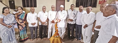 ಹುಮನಾಬಾದ್​ನ ಯಲಾಲ ಶಿಕ್ಷಣ ಸಂಸ್ಥೆಯಲ್ಲಿ ಶರಣರ ಜೀವನ ದರ್ಶನ ಪ್ರವಚನ ಕಾರ್ಯಕ್ರಮವನ್ನು ಬಸವತೀರ್ಥ ವಿದ್ಯಾಪಿಠದ ಕೇಂದ್ರ ಸಮಿತಿ ಅಧ್ಯ ಕಂಟೆಪ್ಪ ದಾನ ಗುರುವಾರ ಉದ್ಘಾಟಿಸಿದರು. ಡಾ.ಸೋಮನಾಥ ಯಾಳವಾರ, ಡಾ.ಎಸ್​.ಆರ್​. ಮಠಪತಿ, ಮಲ್ಲಿಕಾರ್ಜುನ ಸಂಗಮಕರ್​, ಬಸವರಾಜ ರುದ್ರವಾಡಿ, ಶಾಂತವೀರ ಯಲಾಲ ಇತರರಿದ್ದರು.
