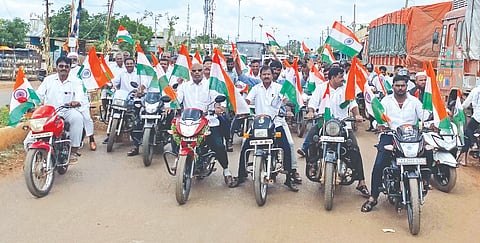 ಮನ್ನಾಎಖೇಳ್ಳಿಯಿಂದ ಬಾಪುರ ಕ್ರಾಸ್​ವರೆಗೆ ಬಿಜೆಪಿ ಬೀದರ್​ ದಕ್ಷಿಣ ಕ್ಷೇತ್ರದ ವತಿಯಿಂದ ತ್ರಿವರ್ಣ ಧ್ವಜದೊಂದಿಗೆ ಬೈಕ್​ ರ‍್ಯಾಲಿ ನಡೆಯಿತು. ಮಂಡಲ ಅಧ್ಯಕ್ಷ ಗುರುನಾಥ ರಾಜಗೀರ, ಪ್ರಧಾನ ಕಾರ್ಯದರ್ಶಿ ಸಂಜುಕುಮಾರ ಕೋಳಿ, ಚಂದ್ರಯ್ಯ ಸ್ವಾಮಿ, ರಾಜರೆಡ್ಡಿ ಶಾಬಾದ, ಪ್ರಭು ಮೆಂಗಾ, ಸುರೇಶ ಮಾಶೆಟ್ಟಿ, ಸಂತೋಷ ಹಳ್ಳಖೇಡ ಇತರರಿದ್ದರು.